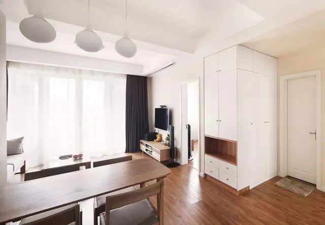 迷你的小户型玄关也要设计好，哪怕只能做这样的鞋柜