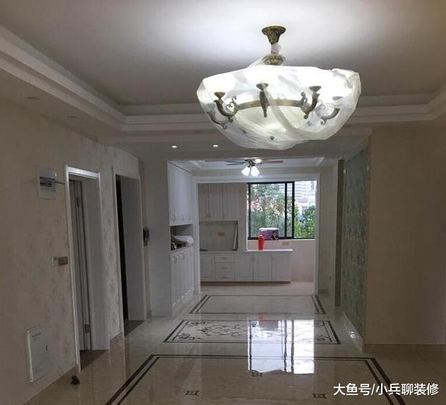 新房卫生刚打扫干净，家具正在入场就很美，都说瓷砖很有档次！