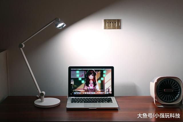 双光线感应搭配多角度可调设计，Yeelight光感智能台灯体验