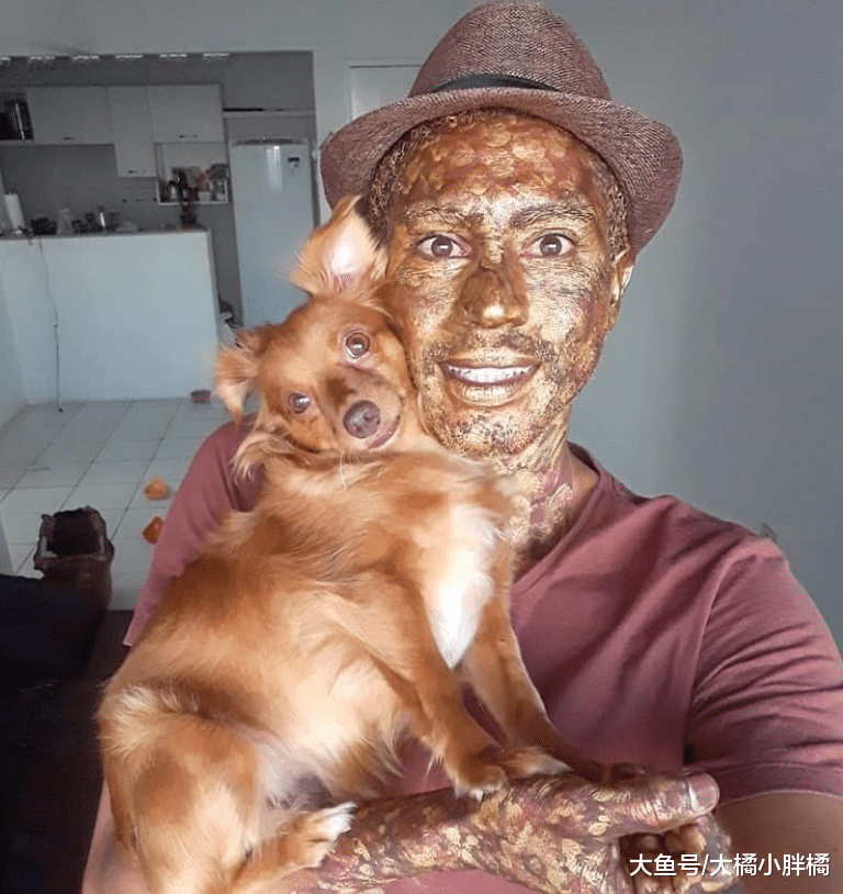 狗狗学主人表演行为艺术，主人不动它也不动，却让主人一炮而红