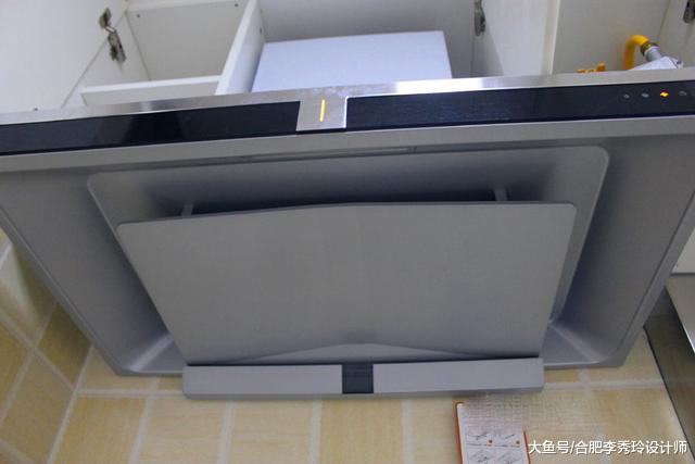 家里做饭油烟跑不掉，头疼！邻居：油烟机少了块板，能吸走油烟才怪