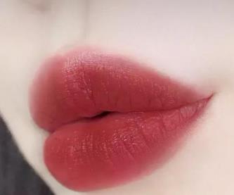别再傻傻的直接涂口红，化妆师教你一招，口红一整天不沾杯不沾牙