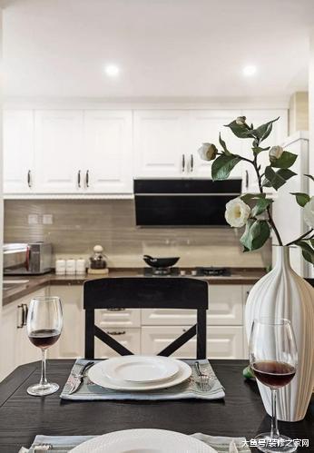 别人家都入住了，我们才开始装修，电视墙看起来最奇怪