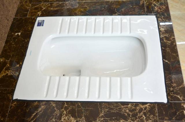 使用蹲厕时，蹲在哪一边才是正确的？其实很多人做错几十年了