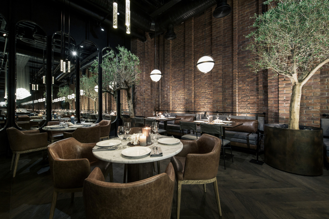 金属与灯光的协奏，打造一个时尚休闲的海鲜爱好者的天堂！