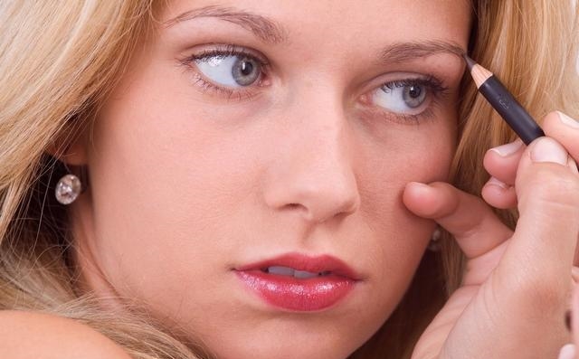 女人再老也记住：出门化淡妆，教你6个正确顺序，简单易学还漂亮
