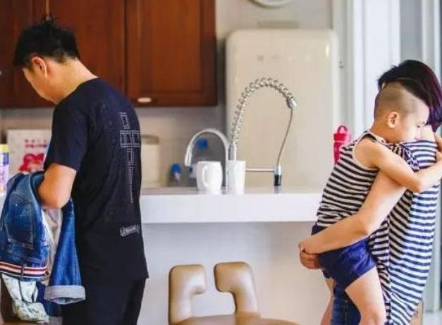 带你参观林永健的家，一家人都围着儿子转，家里好多儿子的照片