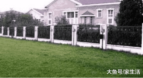 走进那英现实中的家，花园里有很大的草坪，连房子外墙都有浮雕