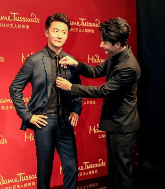 明星见到自己蜡像的反应，周冬雨先手验胸围，而他被自己丑到捂脸