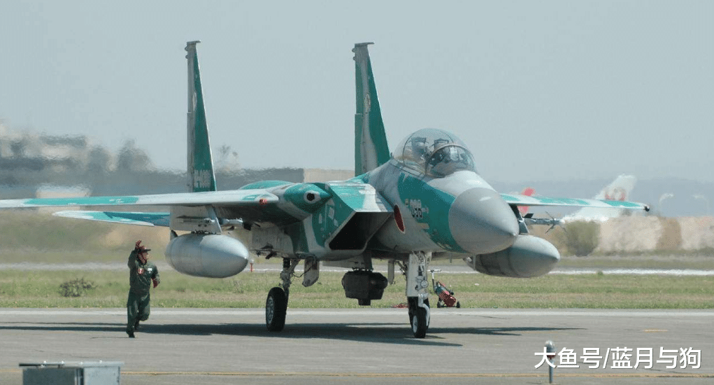 歼20挂载的副油箱，是用是扔看情况，我国甚至还用过牛皮副油箱