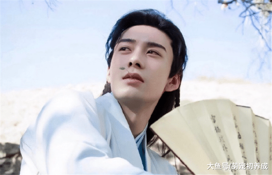 胡冰卿陈星旭疑恋情曝光？情侣装牵手甜蜜，东宫cp崩塌