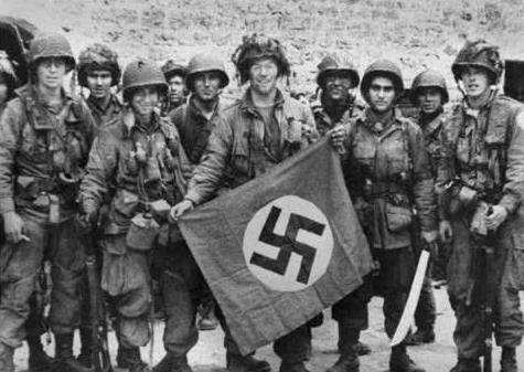 二战中最强“装死男”，空降时被挂在塔尖，一挂就是整整75年