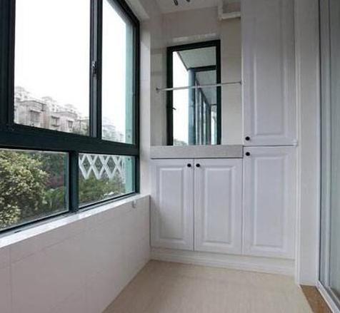 阳台现在可以不用装顶柜了，每次拿东西都不方便，还不如这样装