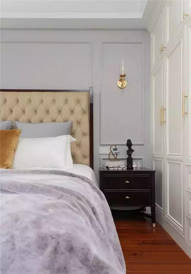 现代美式三居，灰白主基调+金色的点缀，高贵典雅