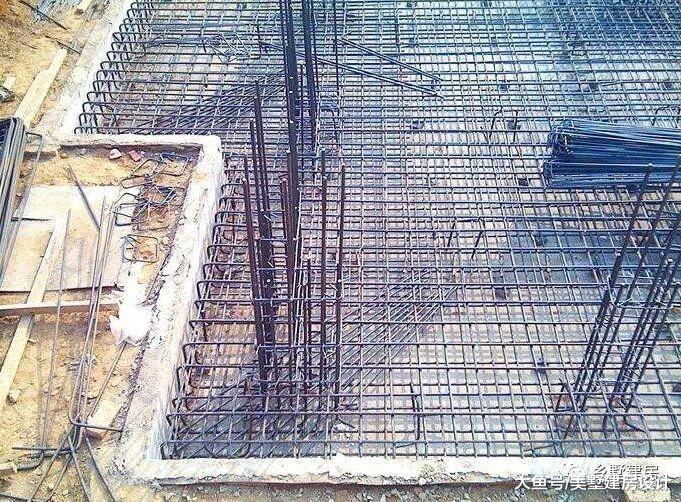 小伙建农村别墅, 包工头说打地基很重要, 施工时却说一套做一套?