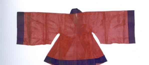 孔府中藏有明朝汉服，服装上的图案是“斗牛”，一般人不认识