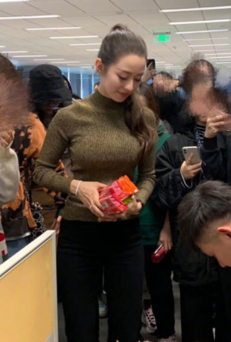 吉娜的“巴掌腰”火了！正面看平淡无奇，转身那一刻：血压飙升