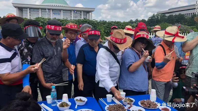 韩国女子抱着死狗呼吁关闭狗肉行业……狗农：吃狗肉是传统与文化