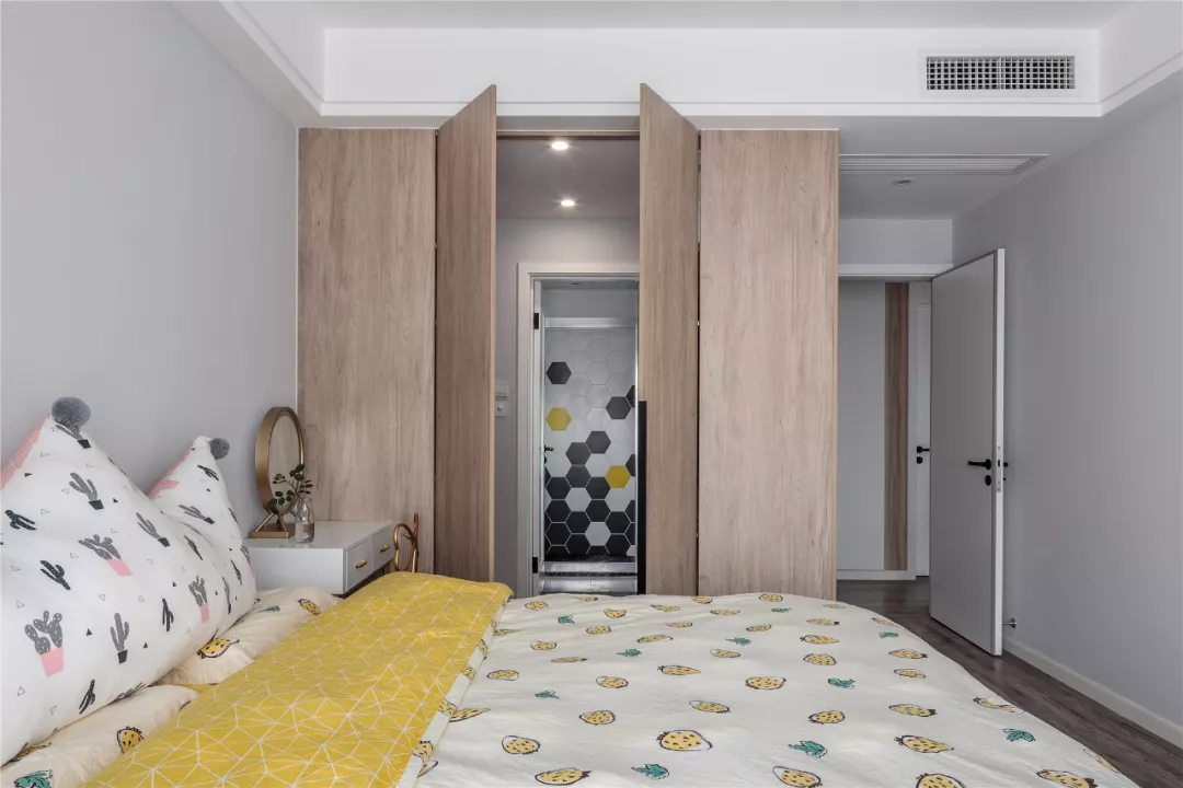 自然、随性的北欧风之家，原木与靛蓝色、高级灰的碰撞，太美了！