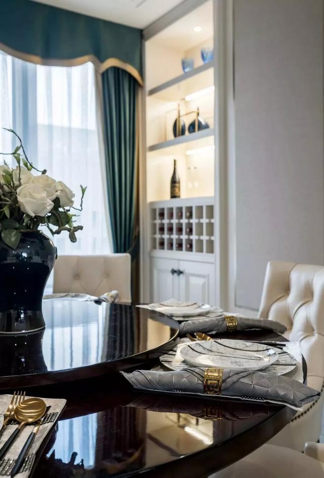 15万装好120㎡现代美式，主卧的飘窗美观实用，这样装修真的值