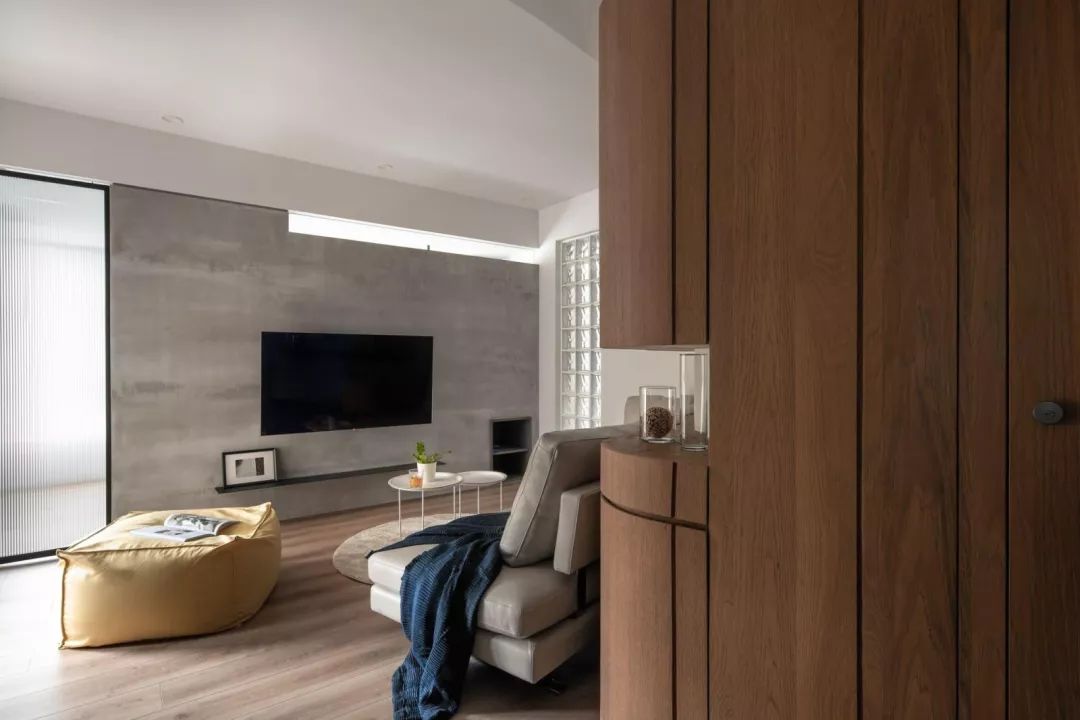50㎡一厅一室，年轻人喜欢的水泥质，简单舒适