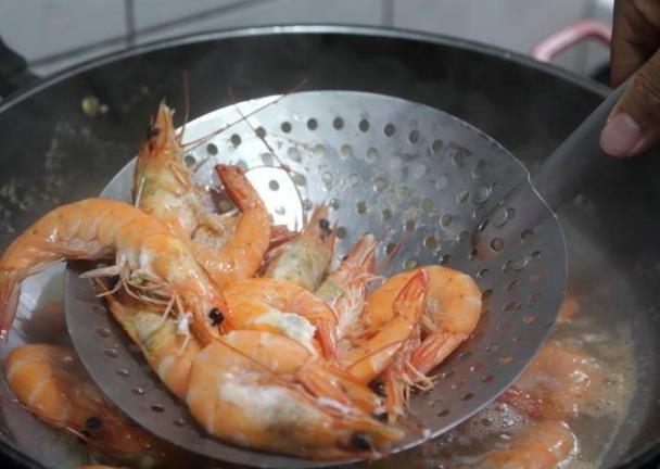 生水煮“虾”时，万万别直接下锅！不注意这一步，难怪不好吃