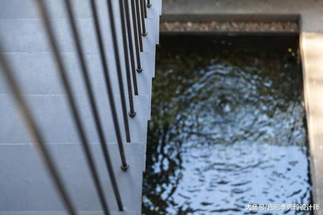 180平獨棟雙層別墅，墻外滿是綠植，還建了個室內魚池，真漂亮！