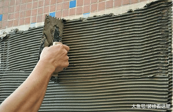 贴瓷砖别再用水泥砂浆了, 试试用这种材料, 过多久都不怕瓷砖脱落