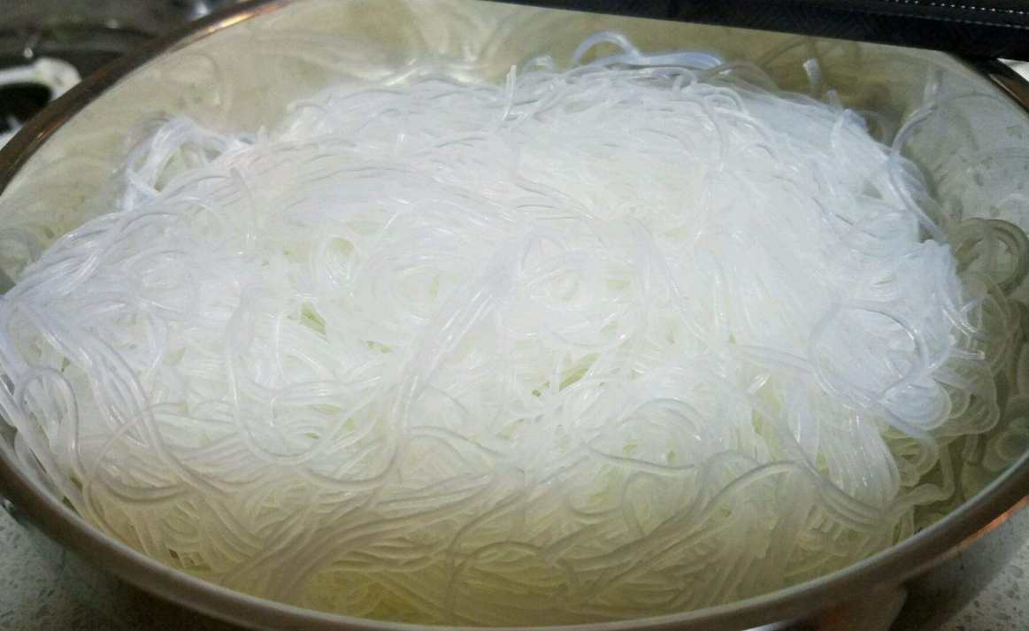 粉丝蒸花甲，用花甲配上粉丝做出吸引人的美味，想学的小伙伴看这里