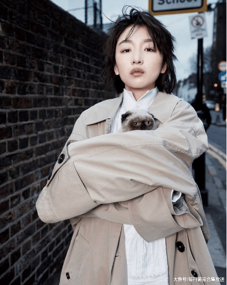 周冬雨出席商演，身上礼服却成全场焦点，粉丝：确定没穿错？