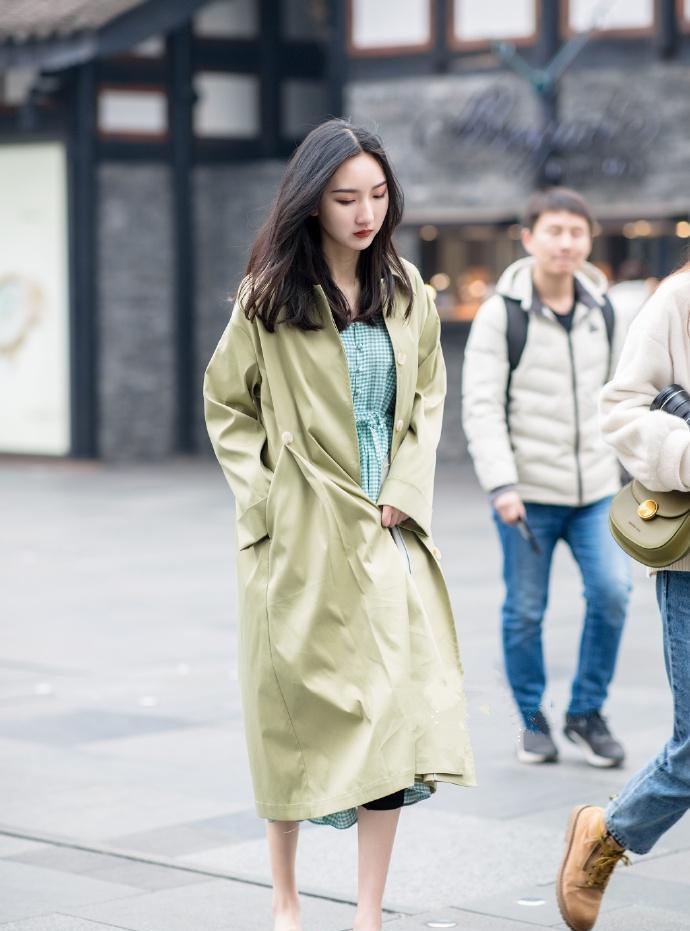 街拍：风衣+连衣裙，开春最时尚优雅的搭配，美得清新脱俗！