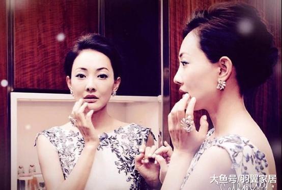 一起參觀牛莉的豪宅，客廳有個超大的落地窗，室外還有大型游泳池