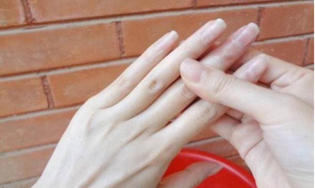 双手粗糙干裂难看又显老, 用这些小秘方护手, 小手越来越白嫩