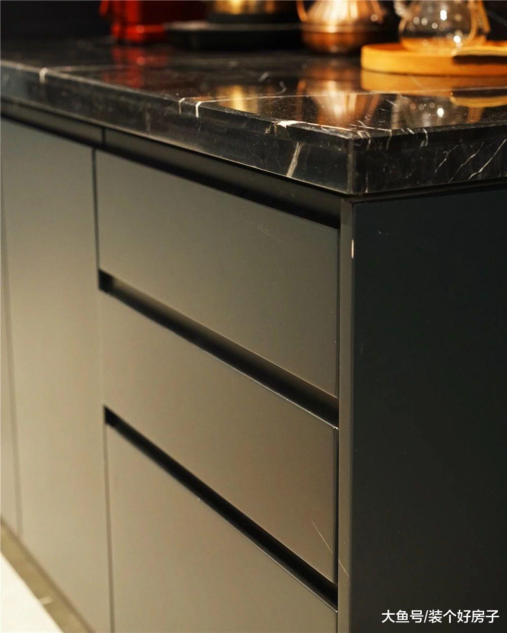 她亲手打造出与井柏然同款的家, 在书墙里藏下卧室和书房!