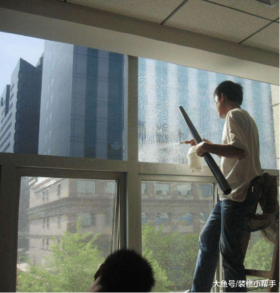 朋友家裝修不裝窗簾，只是簡單在玻璃上面貼個東西，省錢又美觀