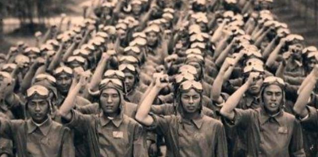 他是抗战飞行员，空中1对18全身而退，却因一照明弹不幸身亡