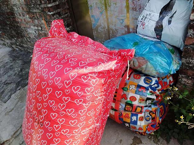 再有大量爱心物资抵达流浪动物救助站，负责人与义工表示十分感谢