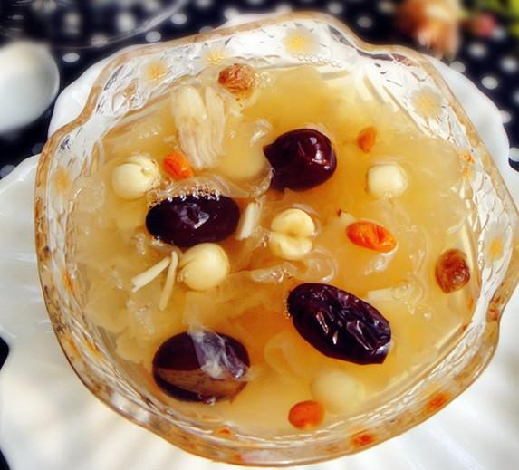 补气养颜美容银耳红枣糕，老人小孩都爱吃，隔壁小孩都馋哭了