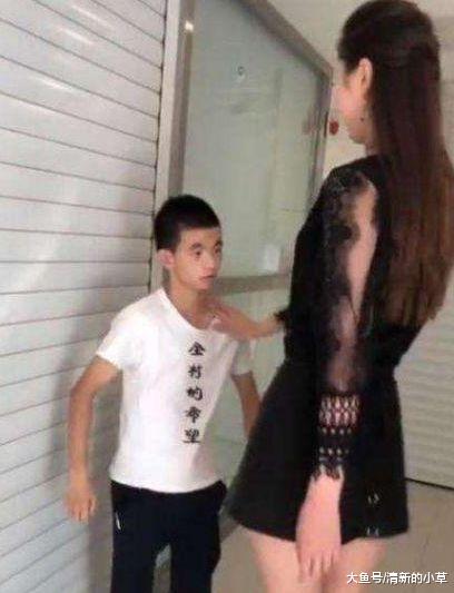 男子娶2米高媳妇，朋友夸他运气好，婚后夫妻生活很尴尬