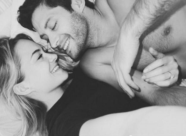 一对青梅竹马偏要穿越半个地球和十几年网恋，结果她冲你竖起中指