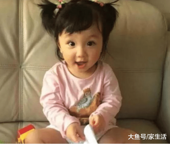 張丹峰曬出自己的豪宅，一家人住在別墅區，小區環境跟公園一樣