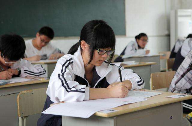 中学生“装社会”的三动作，看到第3个，老师：3天没挨打了吧