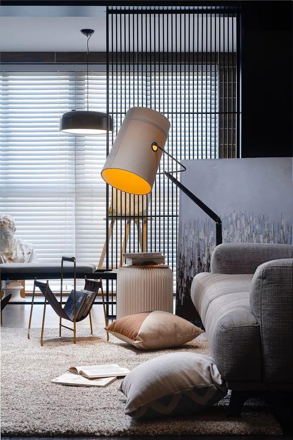 124㎡現代低奢，黑色書架做電視墻，裝出莊重與高檔