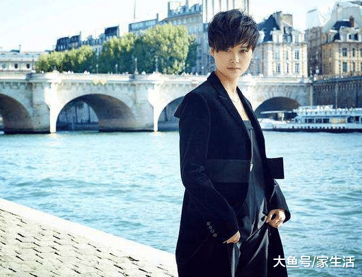 带你看看李宇春的豪宅，装修家具地板都是红木，看上去太老土了