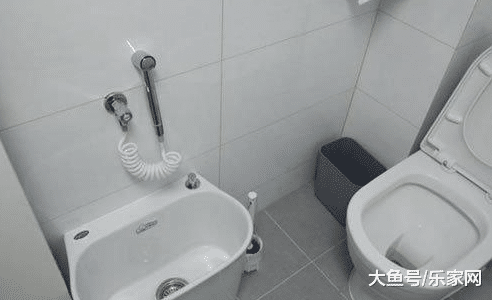 精明人都在马桶旁安装喷头，100%的实用！回家我也学学！