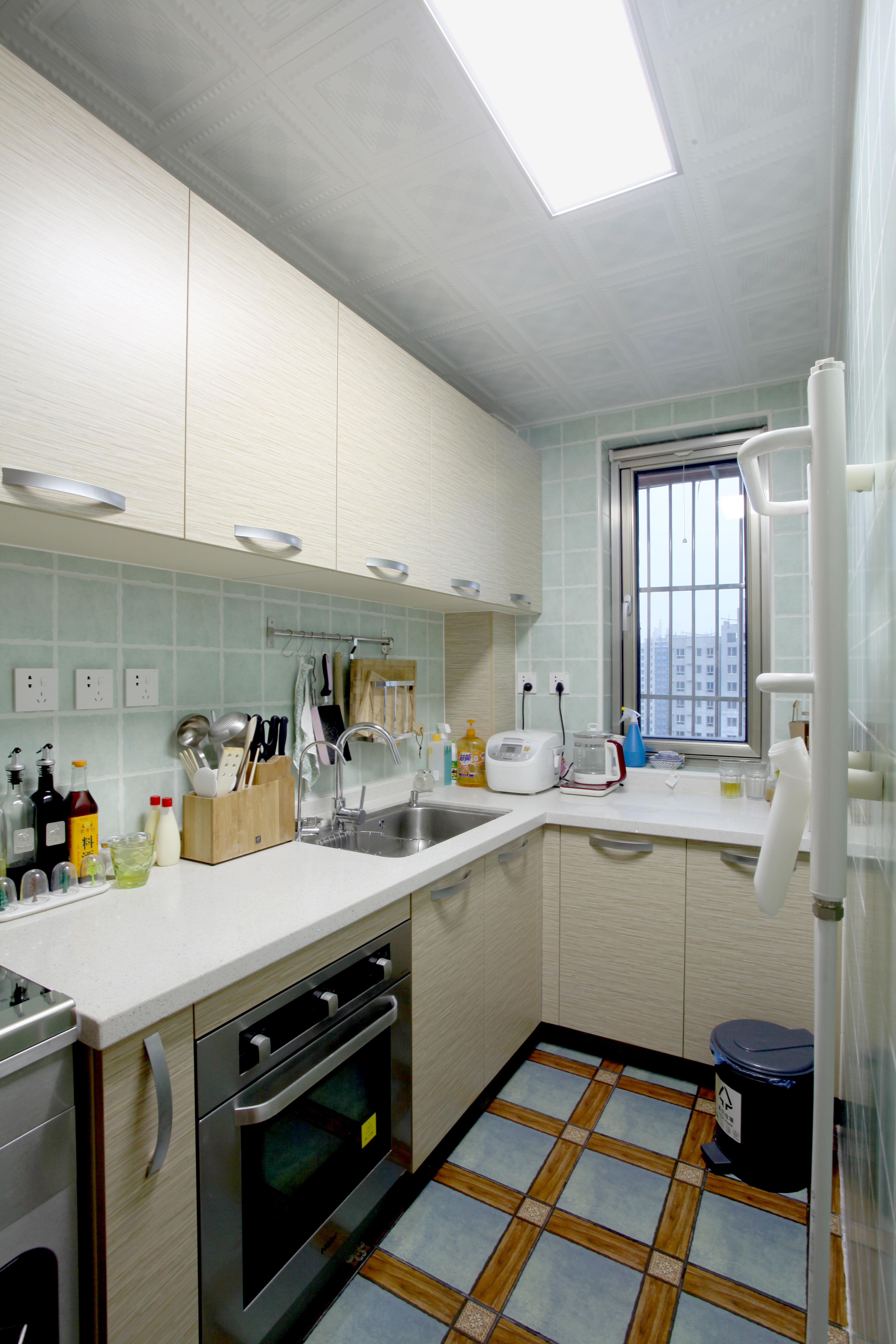 很温馨且拥有时尚设计的一个婚房，收纳也做得很实用，可以参考！