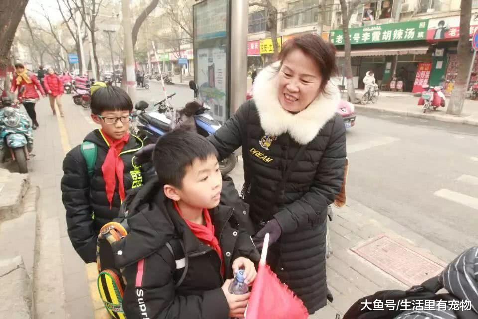 中年大媽送孫女去上學，一不下心成了網紅，這個世界太意外了！