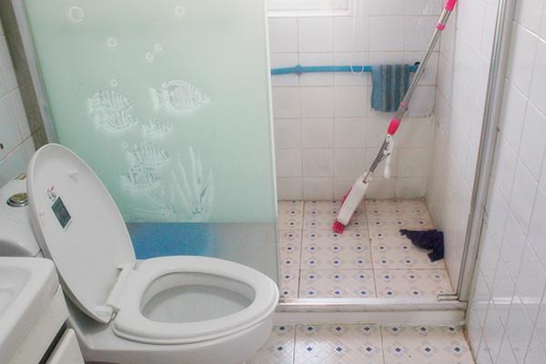 终于知道上完厕所后，为何国外人将厕纸冲掉，而国内人是扔进纸篓！