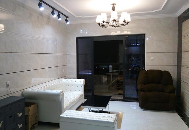 婆婆花18万装修婚房，客厅全部铺了瓷砖，看的我一脸懵了