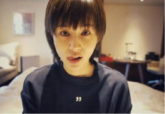 晒晒王子文住的豪宅，平时在客厅沙发睡觉，喜欢做搞怪自拍